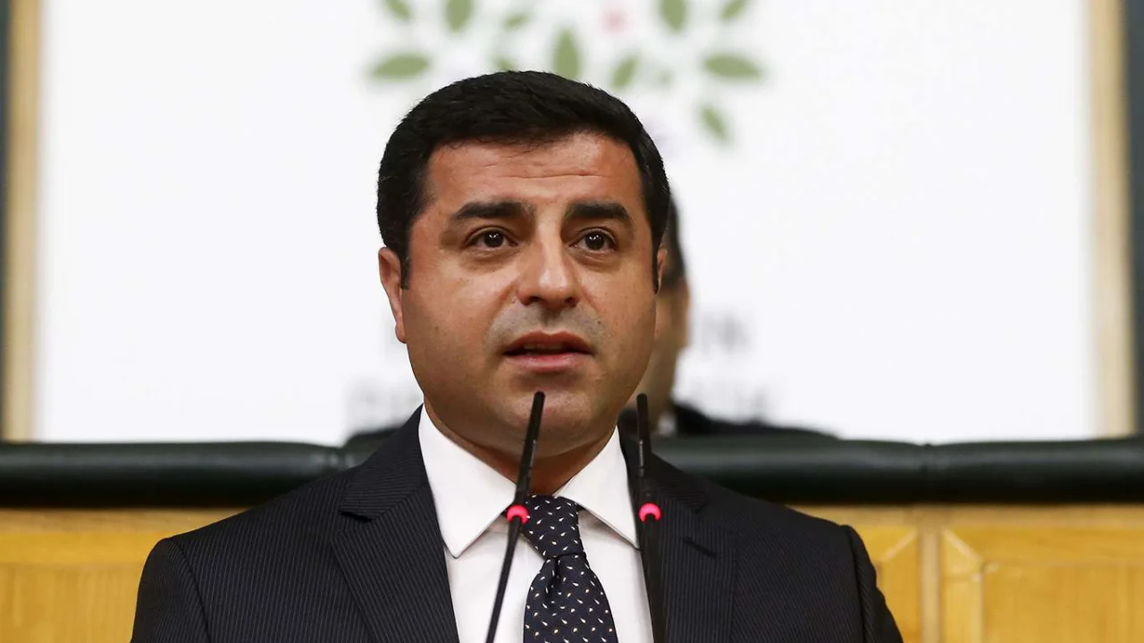 Demirtaş, Davutoğlu'na hakaret ettiği iddiasıyla yine hakım karşısına çıktı