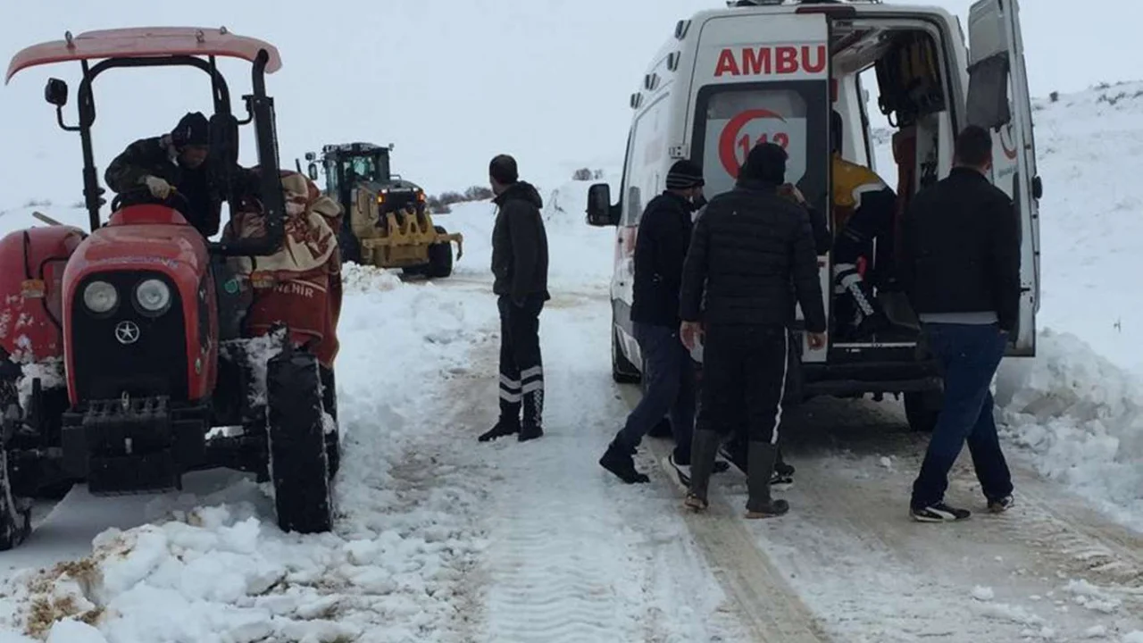 Diyarbakır'ın ilçelerinde etkili olan kar nedeniyle kapanan yollar ulaşıma açıldı