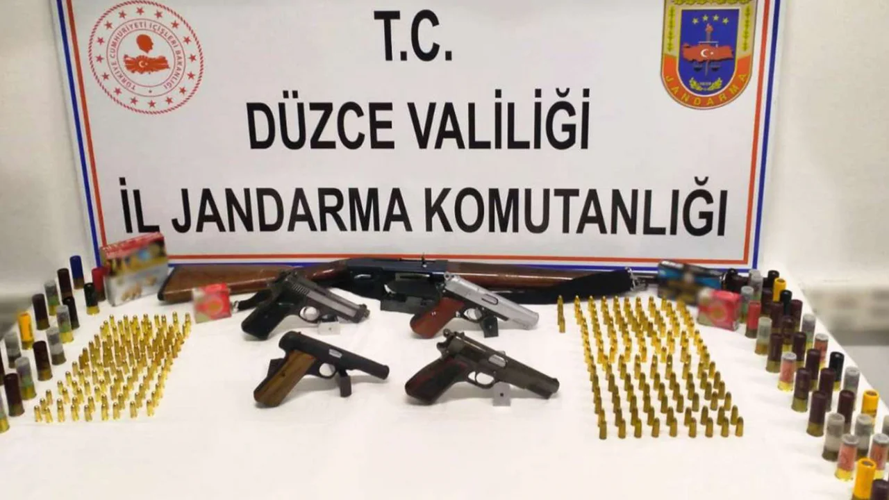 Düzce'de tabanca ve av tüfeği ele geçirildi