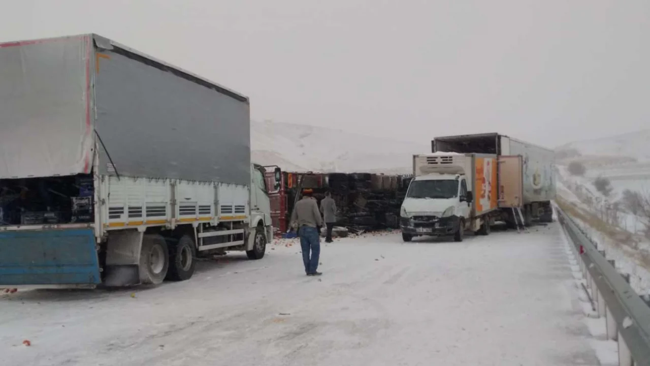 Elazığ’da yoğun kar yağışı trafik kazalarına neden oldu