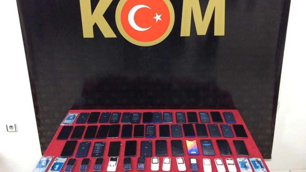 Gaziantep’te gümrük kaçağı akaryakıt ve cep telefonu ele geçirildi