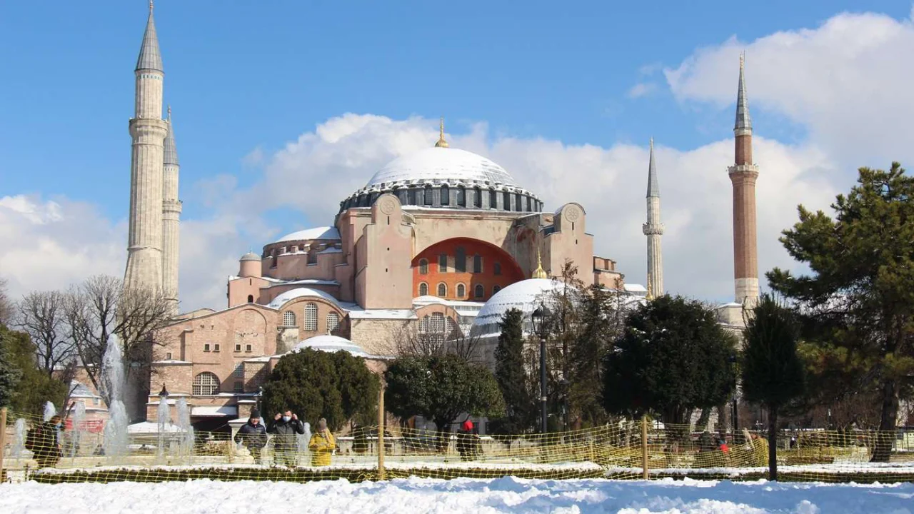 İstanbul'a yağan kar kartpostallık görüntüler oluşturdu