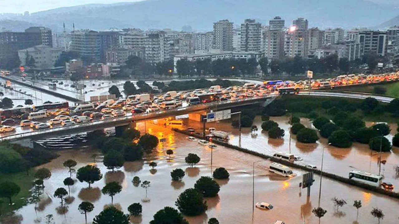 İzmir'de sel nedeniyle can kaybı 2'ye yükseldi