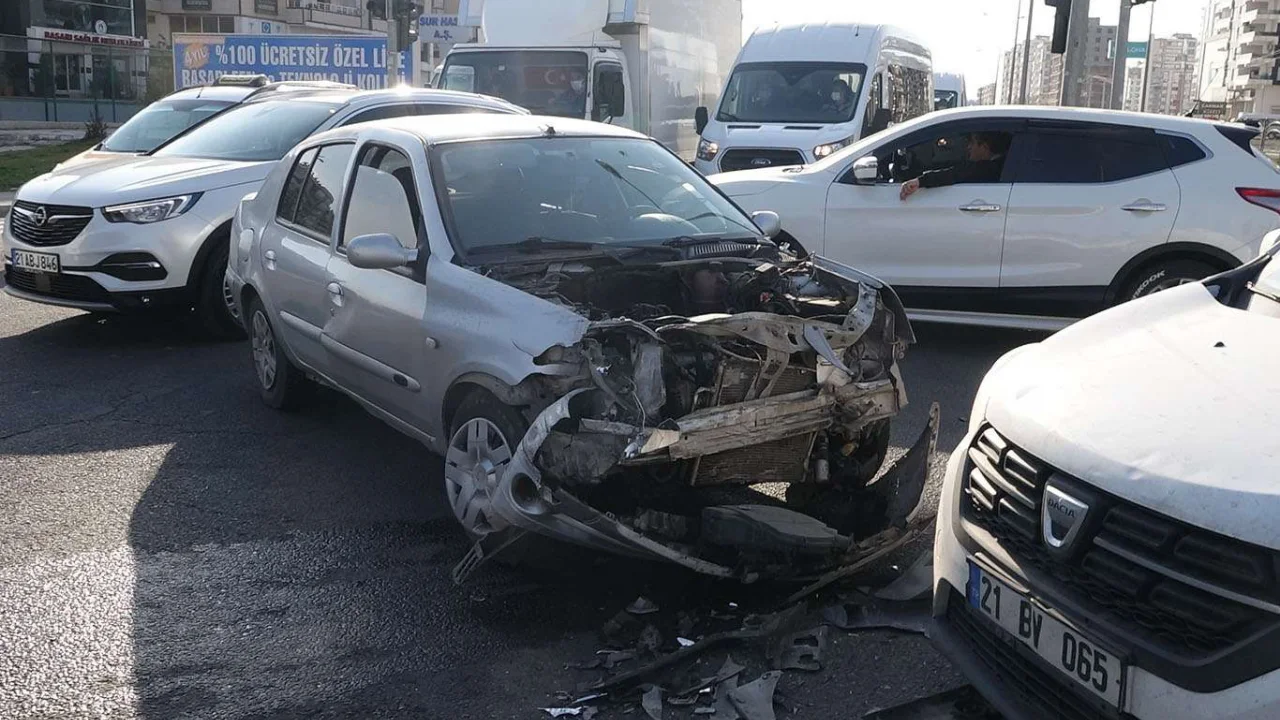 Kırmızı ışık ihlali yapan kamyonet zincirleme kazaya neden oldu: 3 Yaralı