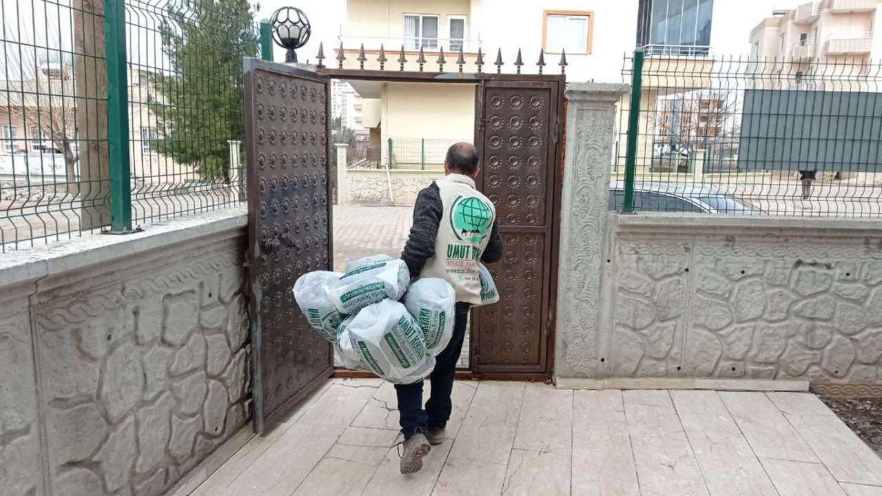 Midyat Umut Kervanı yüzlerce aileye kışlık giyim yardımında bulundu