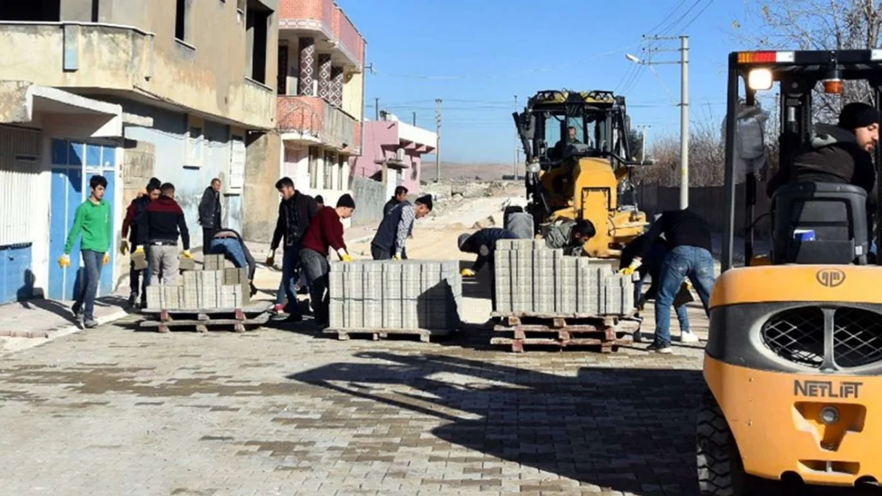 Nusaybin'de parke taşı çalışmaları sürüyor