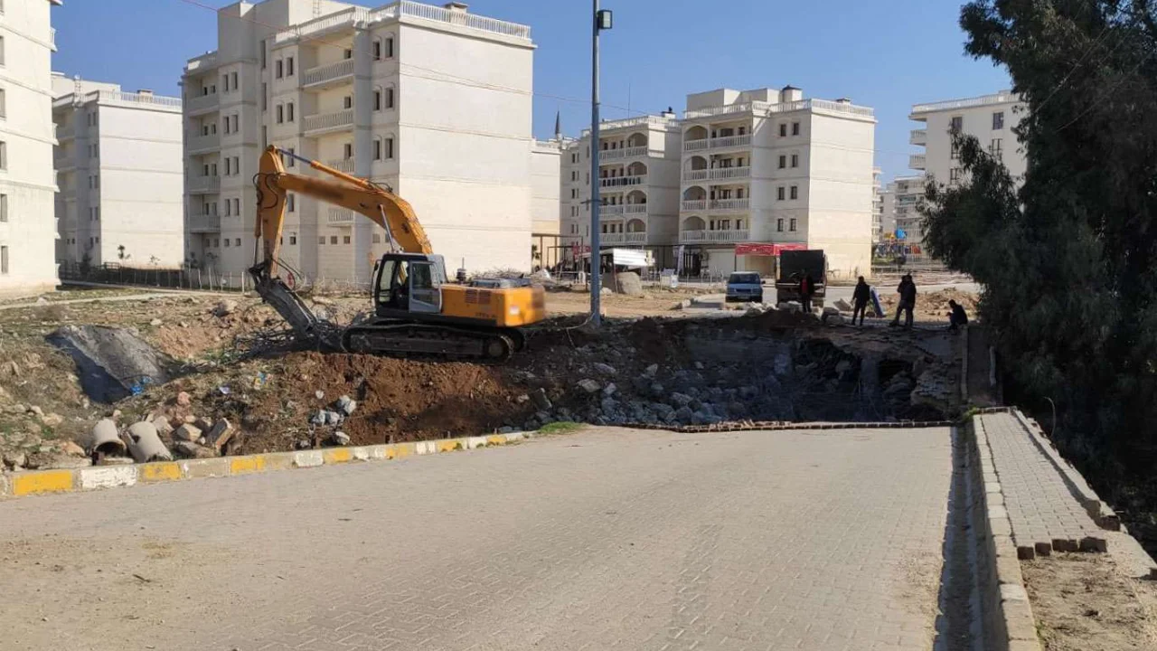 PKK'nin tahrip ettiği Çağ Çağ Deresi üzerindeki köprülerin yıkımına başlandı