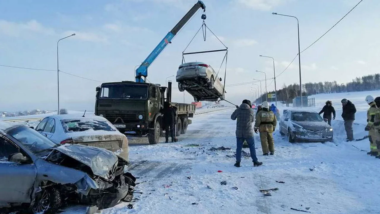 Rusya'da zincirleme kaza: 20 araç birbirine girdi