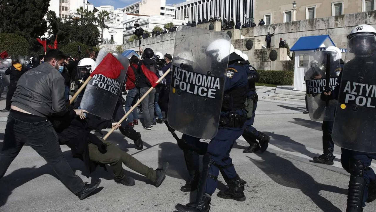 Yunanistan'da 'kampüs polisi' tasarısını protesto eden öğrenciler sokakta