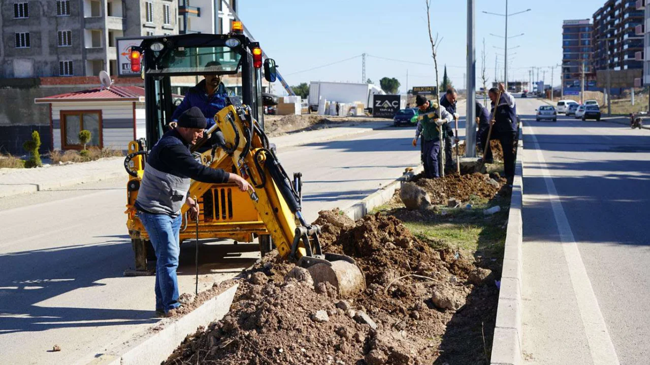 Adıyaman'da caddeler yol boyu ağaçlandırılıyor