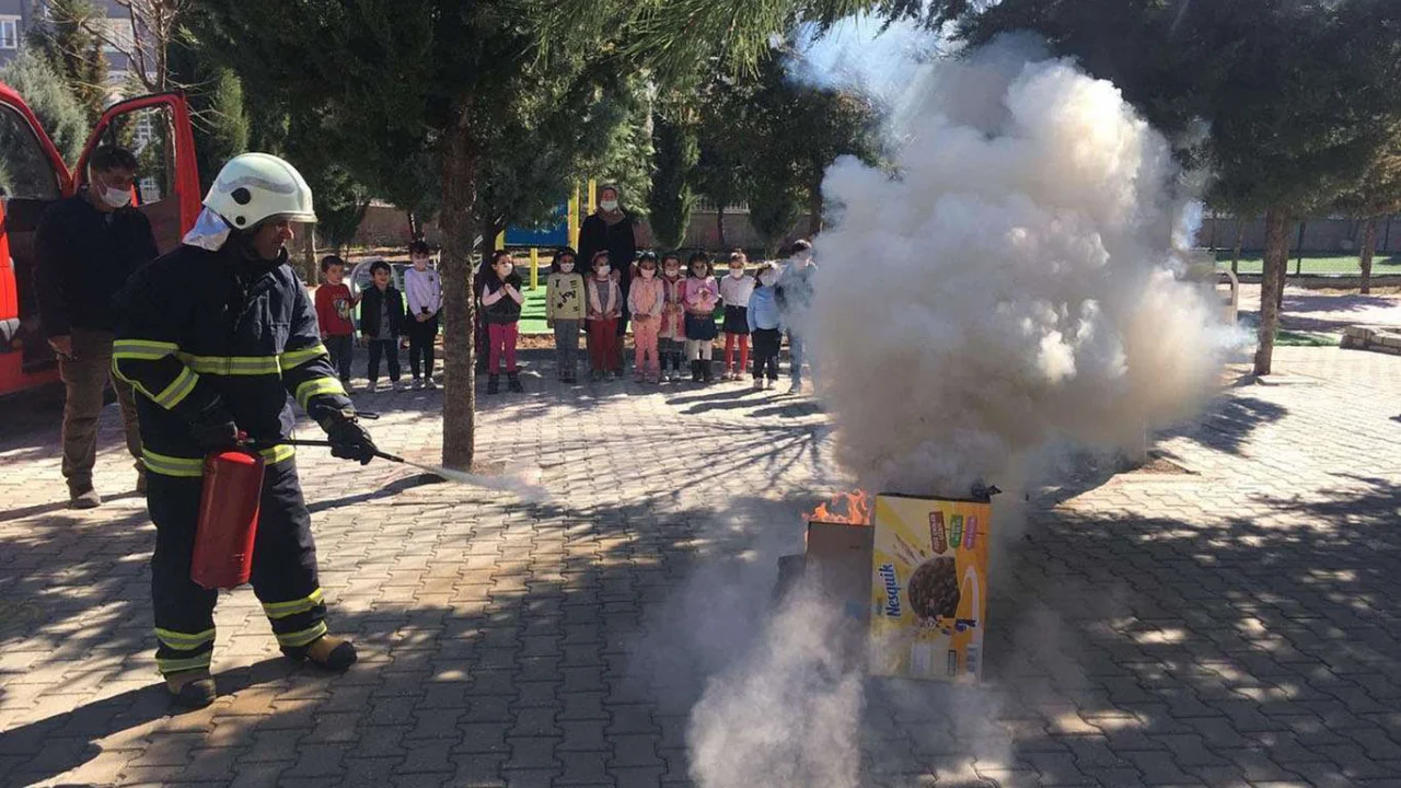 Anaokul öğrencileri itfaiye eğitimi aldı