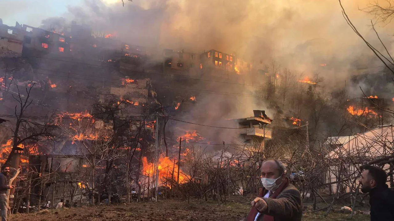 Artvin'deki yangında 50'ye yakın ev alev aldı