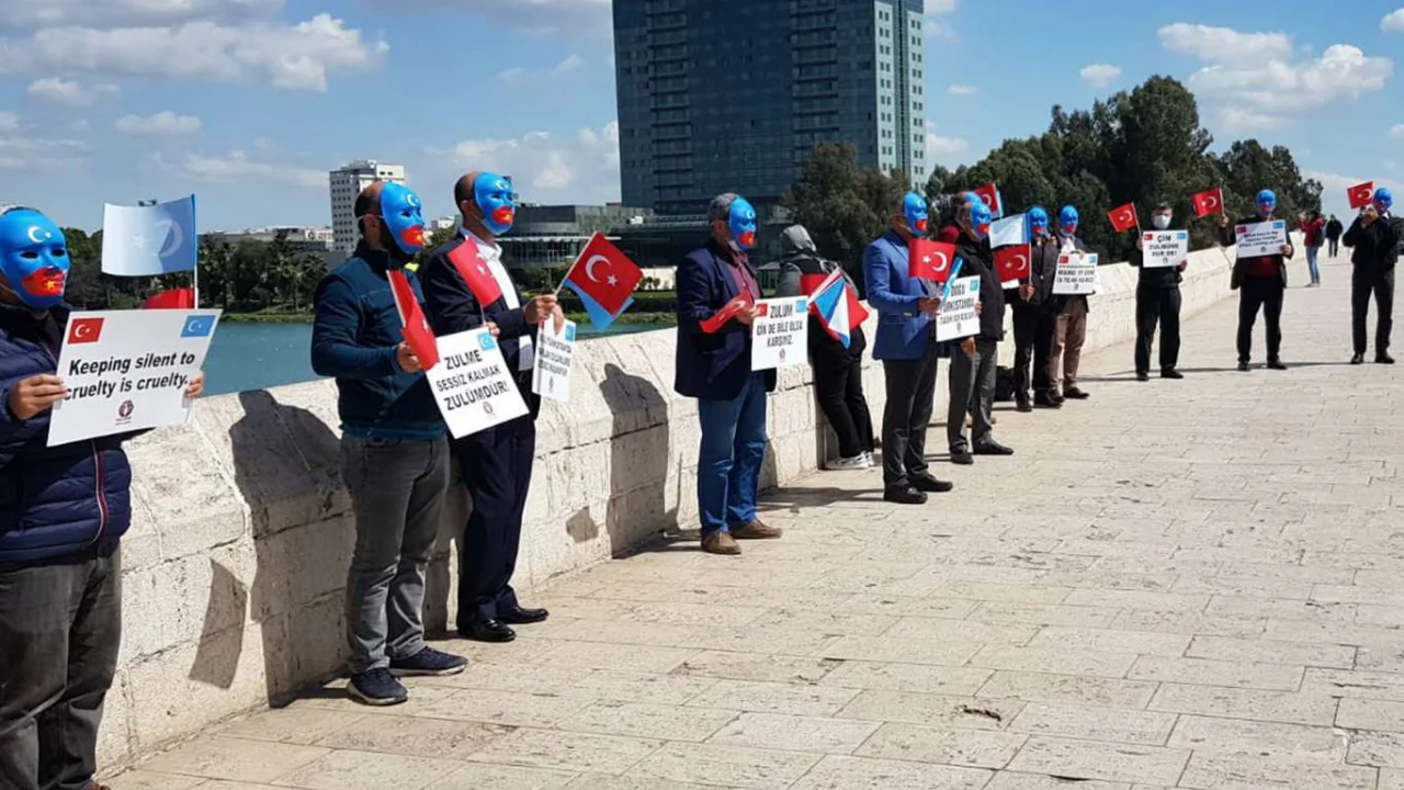 Çin'in Doğu Türkistanlılara yaptığı zulüm Adana'da tel'in edildi