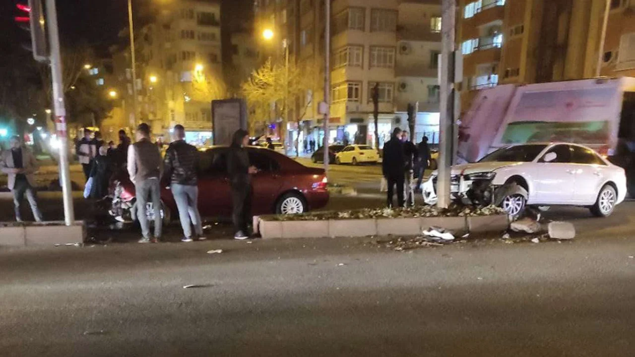 Diyarbakır'da iki otomobil kafa kafaya çarpıştı: 4 yaralı