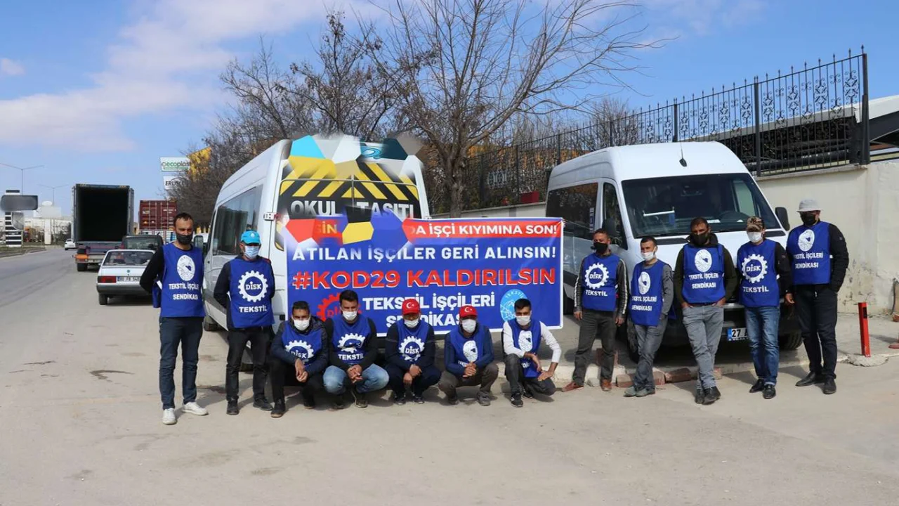 Gaziantep'te işten çıkarılan işçiler oturma eylemi yapıyor