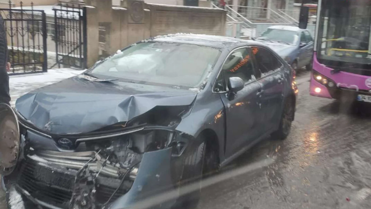 İstanbul'da yağan kar maddi hasarlı trafik kazalarına sebep oldu