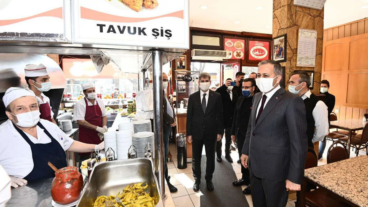 İstanbul Valisi Yerlikaya Sultanahmet bölgesinde denetimlerde bulundu