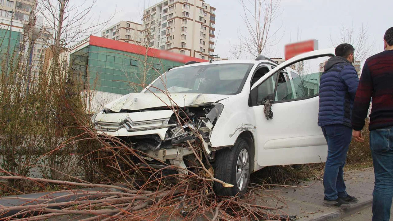 Kazadan kurtulmak için manevra yapan araç bir yayaya çarptı