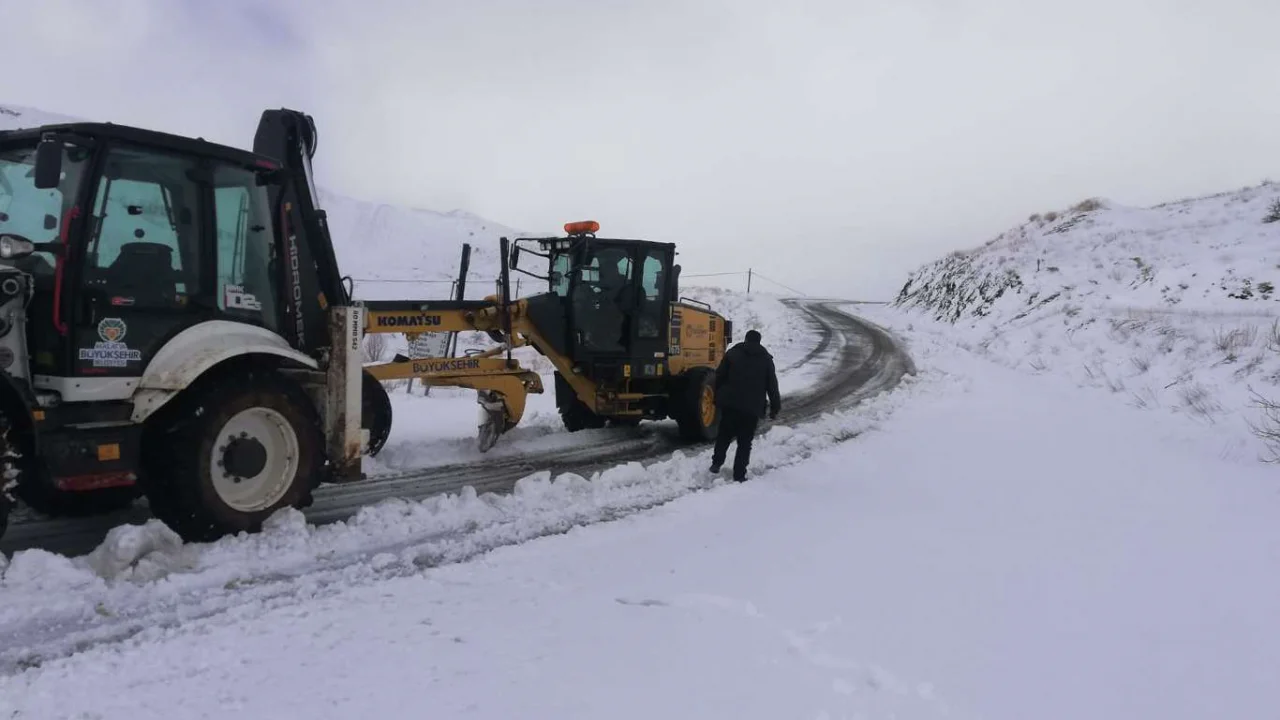 Malatya’da kar yağışı nedeniyle 25 mahalle yolu ulaşıma kapandı