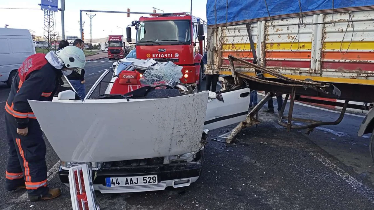 Malatya’da otomobilin kamyona çarpması sonucu 4 kişi yaralandı