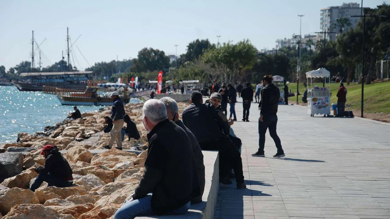 Mersin halkı normalleşmede alınan yeni kararları değerlendirdi