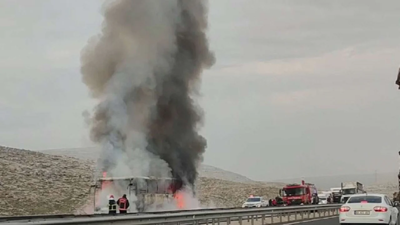 Seyir halinde alev alan yolcu otobüsü yanarak küle döndü