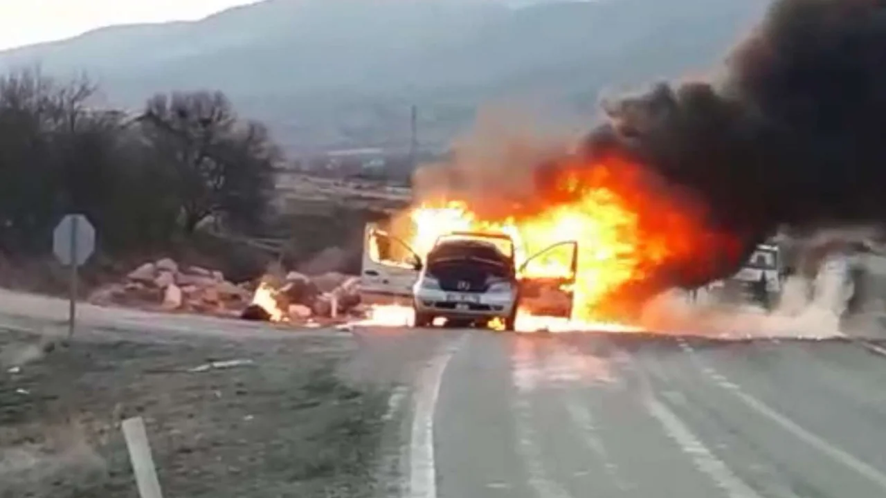 Seyir halindeki otomobil alev aldı