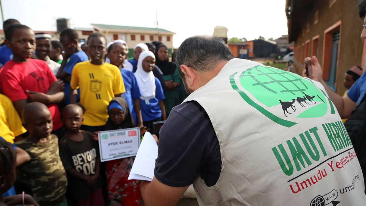 Umut Kervanı Vakfı Afrika'da yetim öğrencilere kırmızı et yardımında bulundu