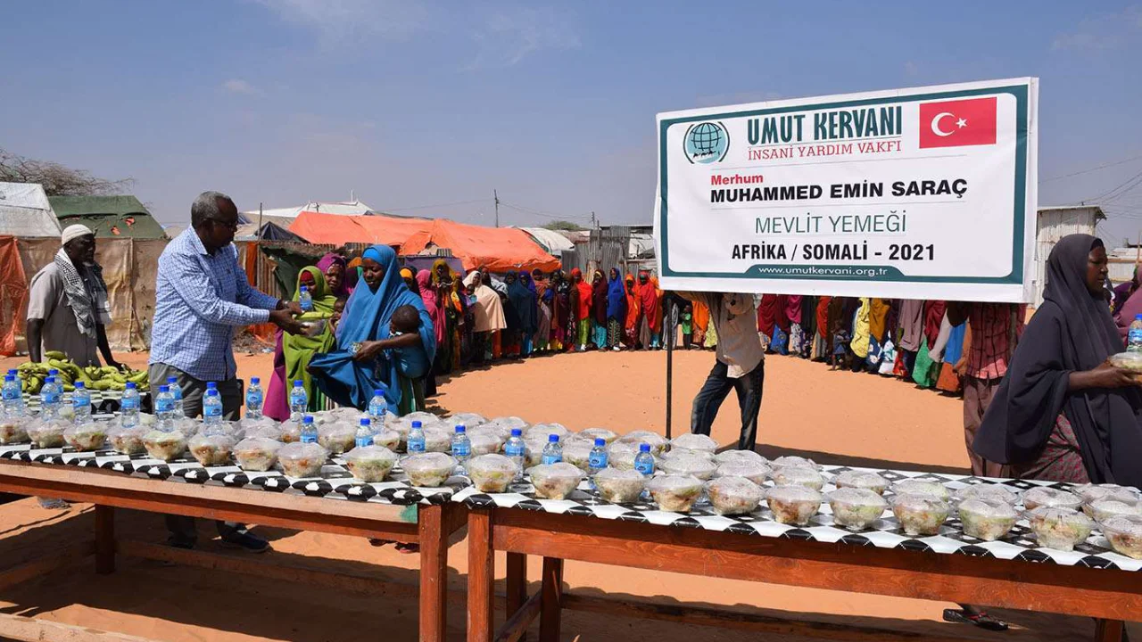 Umut Kervanı Vakfı merhum Muhammed Emin Saraç için Somali'de sıcak yemek dağıttı