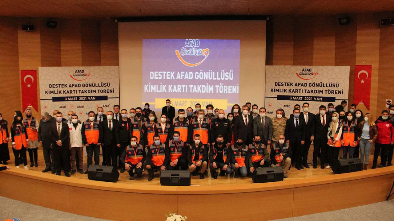 ​Van’da AFAD gönüllülerine kimlikleri dağıtıldı