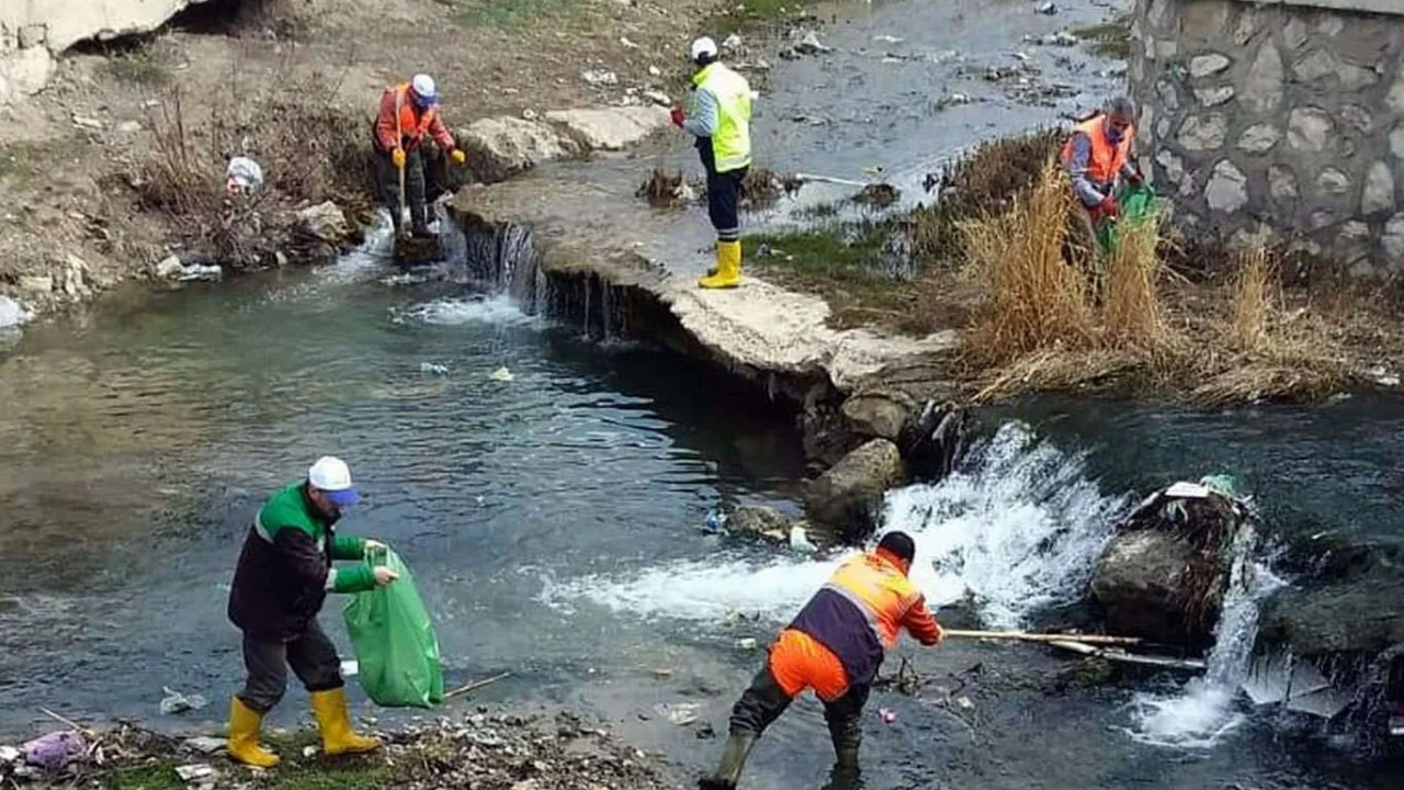 Van'da dere yatakları çöplerden arındırılıyor