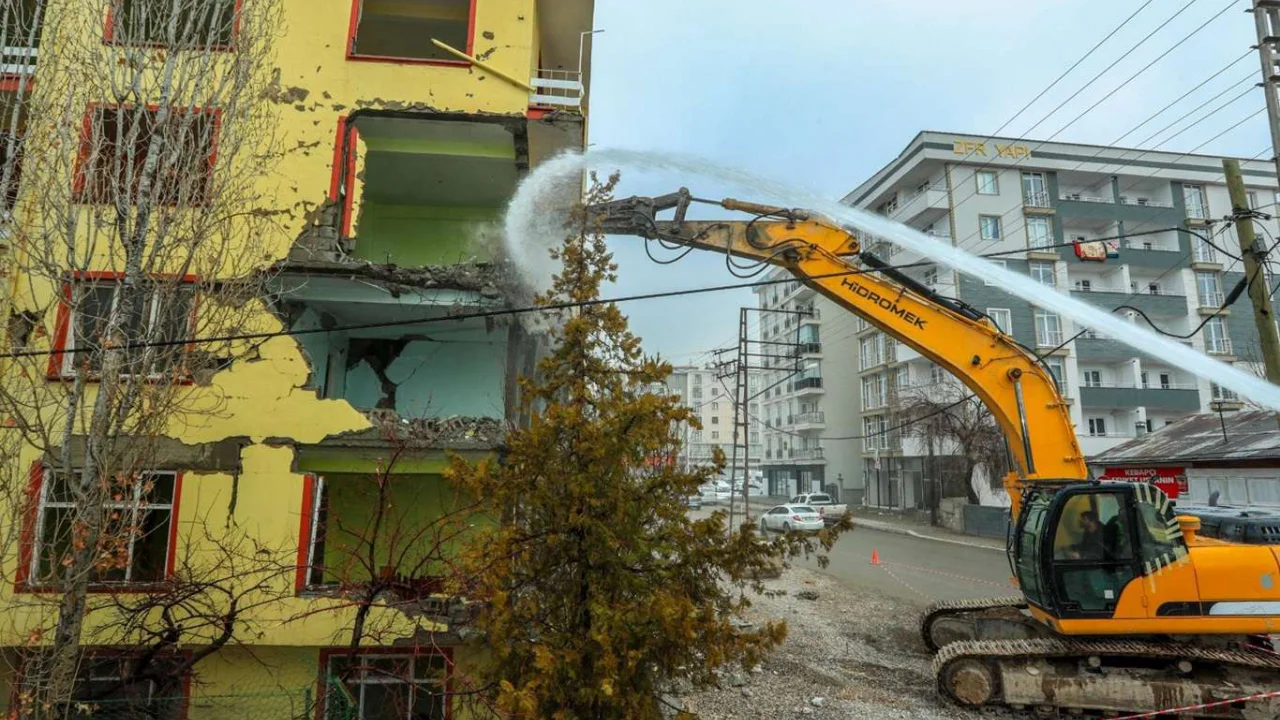 Van'da hasarlı yapılar yıkılıyor