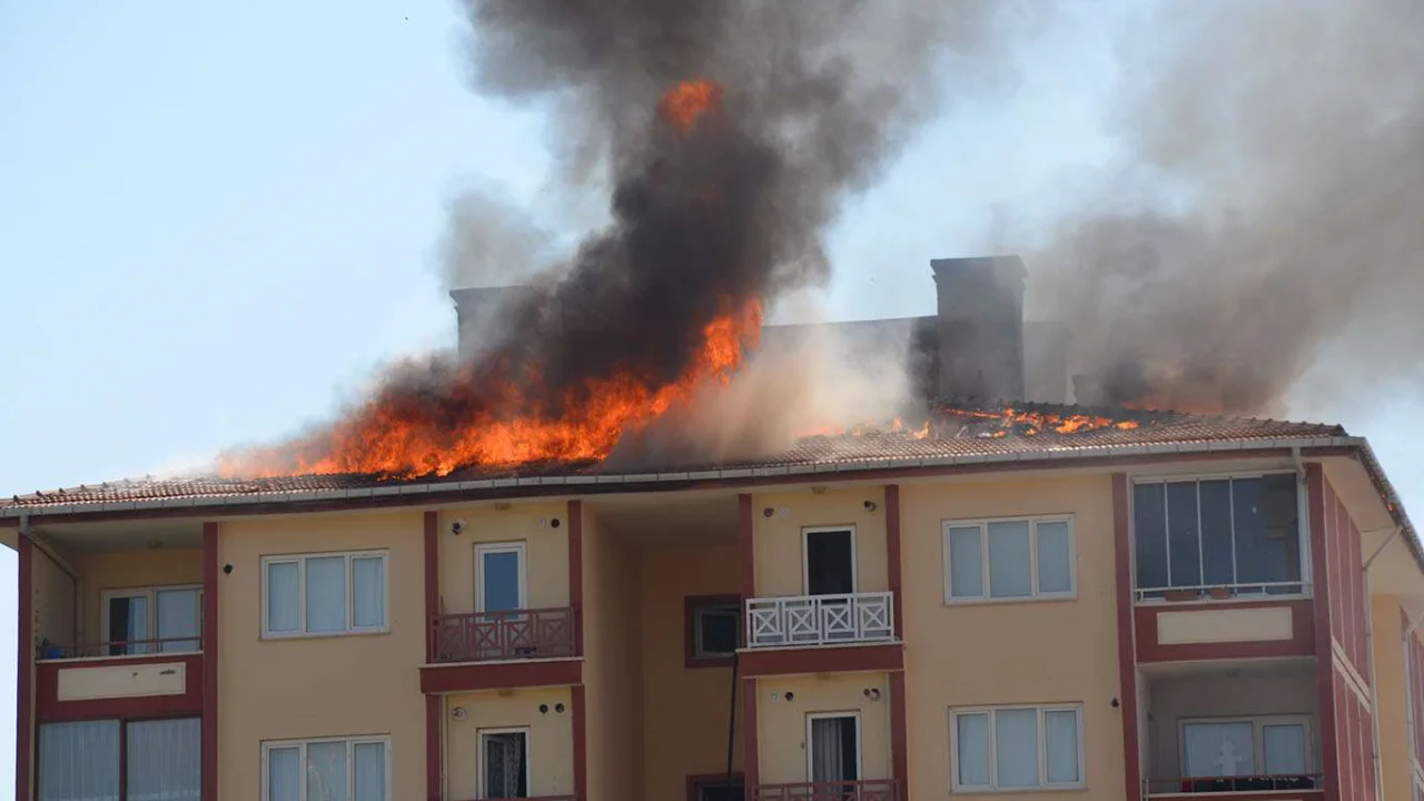 Çatı katında çıkan yangın paniğe neden oldu