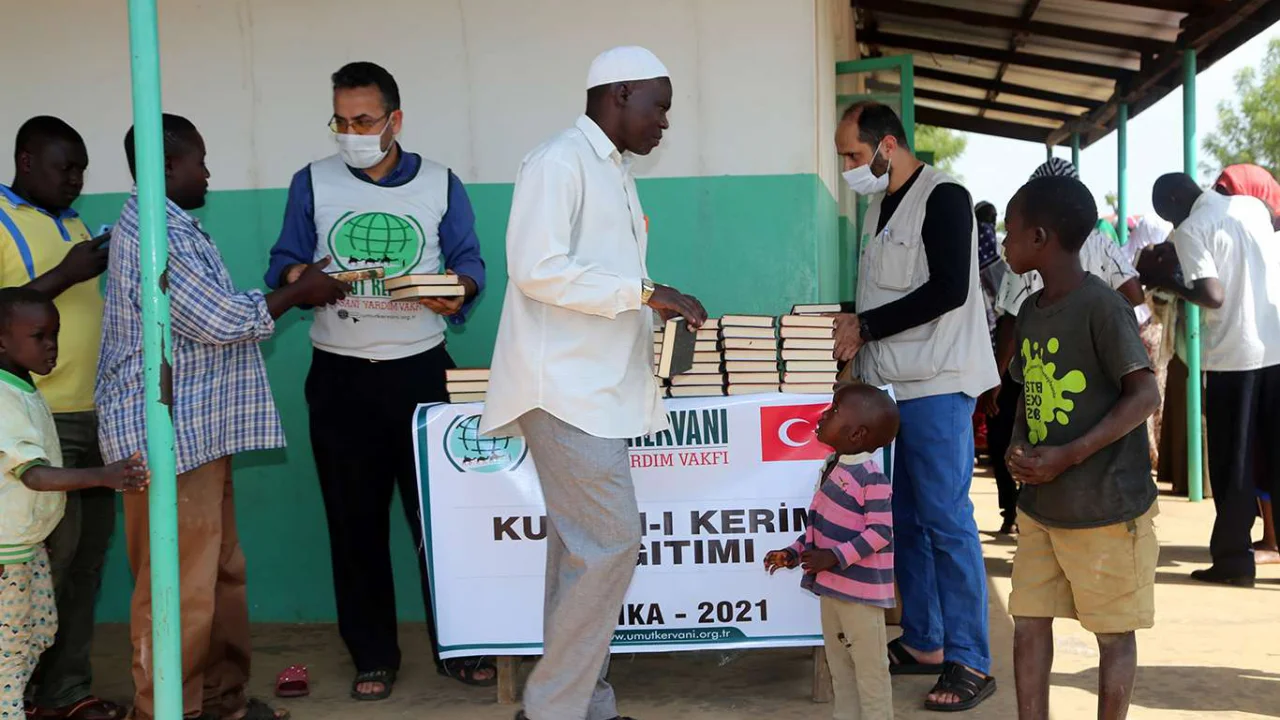 Umut Kervanı Uganda'da ailelerin ve öğrencilerin yardımına koştu