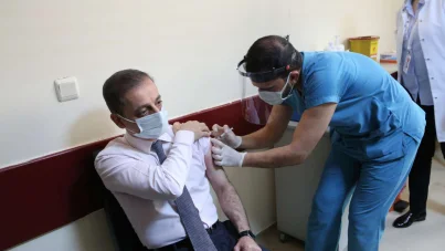 Diyarbakır'da ilk Coronavirus aşıları gönüllü sağlık personellerine yapıldı