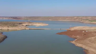 Suların çekilmesiyle gün yüzüne çıkan köprü drone ile görüntülendi