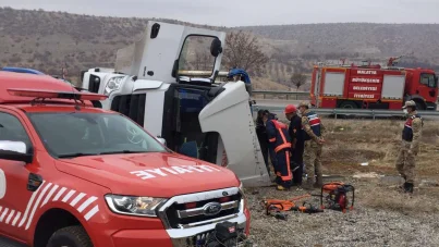 Yan yatan tırın sürücüsü hayatını kaybetti