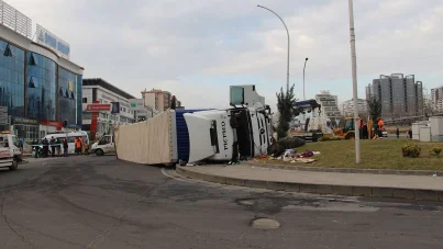 Diyarbakır'da refüje çarpan tır devrildi