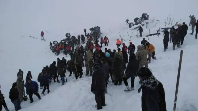 Van'da çığ felaketinde hayatını kaybedenler için şiir yazdı