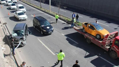 Yol ortasında bozulan araç kazaya neden oldu: 2 yaralı