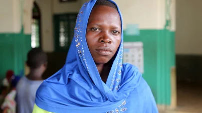 ​Müslümanların örtüsünden etkilenen Ugandalı kız İslamiyet'i seçti