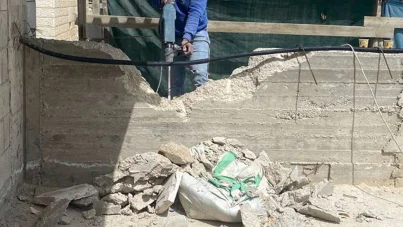 Siyonist işgal rejimi Kudüs’te Filistinli aileyi evini yıkmaya mecbur bıraktı